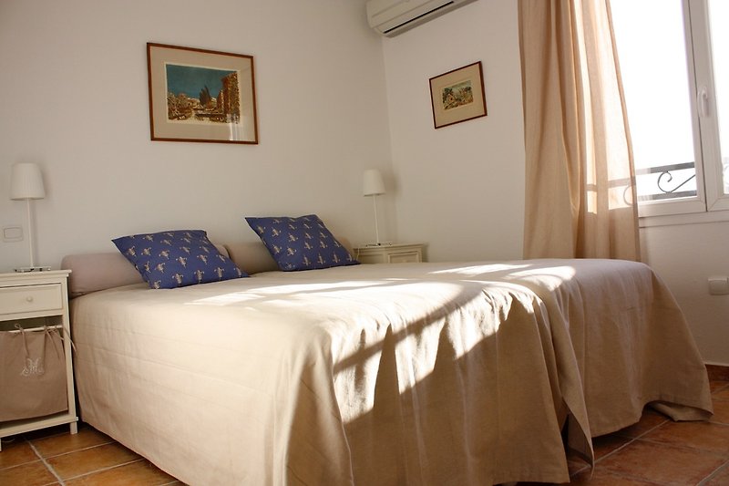 3. Schlafzimmer mit 2 Einzelbetten mit Einbauschränken und schönem Ausblick auf das Dorf und die Umgebung