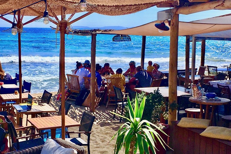beliebtes Restaurant direkt am Meer mit  Aussicht auf das azurblaue Meer ein absolutes tolles Erlebnis