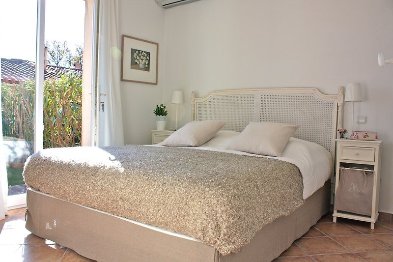 1.Schlafzimmer im Erdggeschoss mit Blick in den Garten 