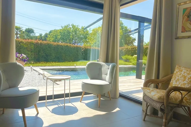 Hier der sonnige Panoramaausblick mit dem ersten Café von den großen Salonfenstern ins Freie und auf den Pool.....