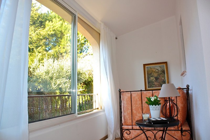 Abgeschlossener geräumiger Wintergarten- Raum mit komfortablem Couchbett -200 x 100 cm mit großem Fenster und Blick 