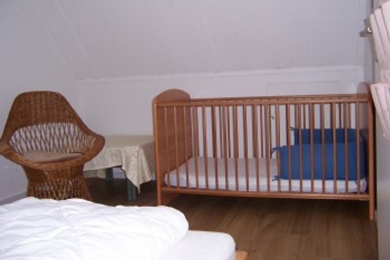 Schlafzimmer 1.OG (Kinderbett 1,4x0,7m) 