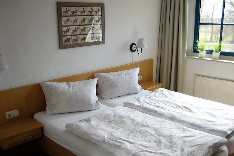 Großes Schlafzimmer mit Wasserblick, Doppelbett 180 x 200 cm
