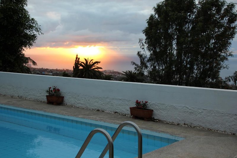 Pool mit Blick Sonnenuntergang und Puerto de la Cruz