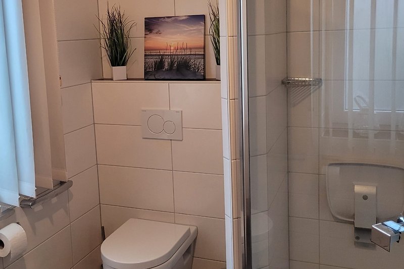Schönes Badezimmer mit stilvoller Einrichtung und grünen Pflanzen.