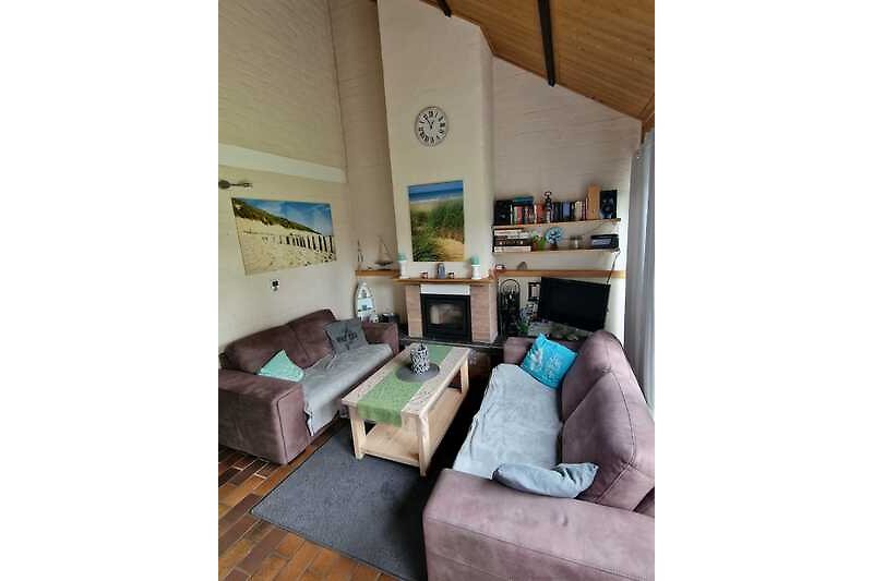 Gemütliches Wohnzimmer mit stilvoller Einrichtung und Holzbalken.