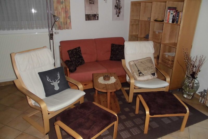 Stilvolles Wohnzimmer mit Holzmöbeln und bequemer Couch.