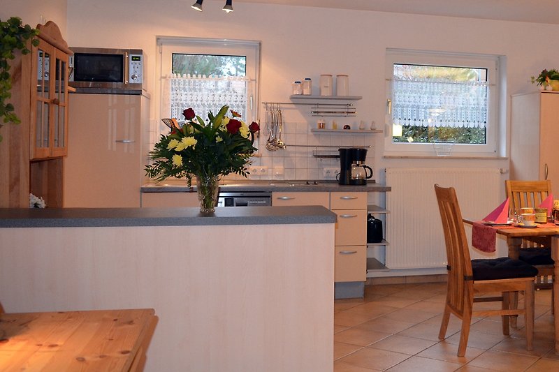 Moderne Küche mit Holzmöbeln, stilvolles Interieur, gemütlicher Essbereich.