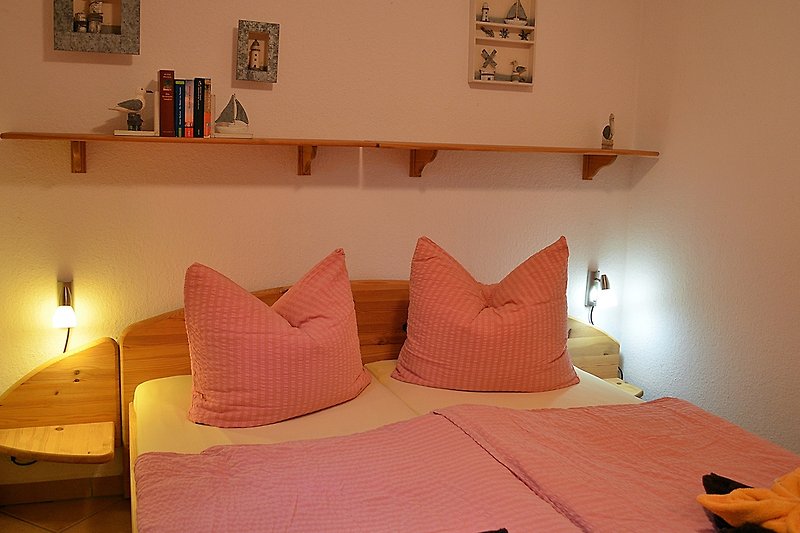 Stilvolles Schlafzimmer mit Holzmöbeln und gemütlicher Bettwäsche.