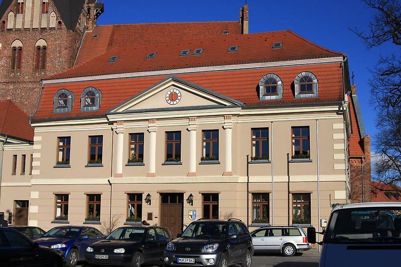 Stilvolles Haus mit historischer Fassade (Rathaus von Röbel).