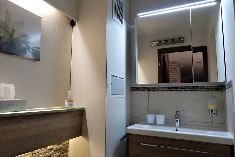 Badezimmer mit moderner Hintergrundbeleuchtung