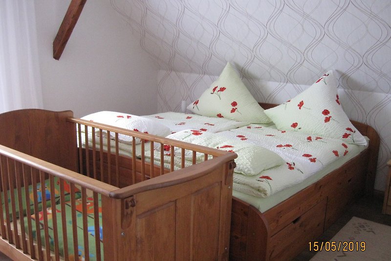 Schlafzimmer mit Kinderbett