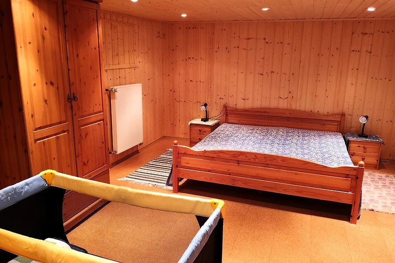 Schlafzimmer im UG mit 1 Doppelbett und 1 Einzelbett