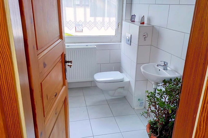 Drittes Badezimmer im Obergeschoss mit Badewanne/Dusche, WC und Waschbecken