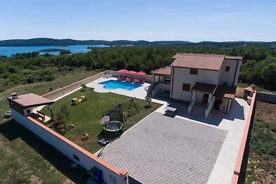 villa Bergena con grande piscina 58m2
