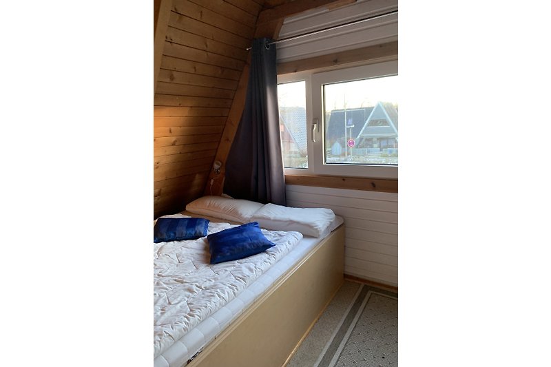 Schlafzimmer mit 2 Betten : 140x200 cm und 90x200cm