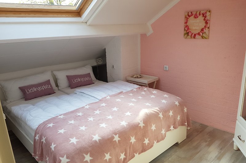 Oberes Schlafzimmer in rosa mit TV