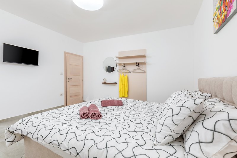 Stilvolles Schlafzimmer mit gemütlichem Bett und moderner Einrichtung.