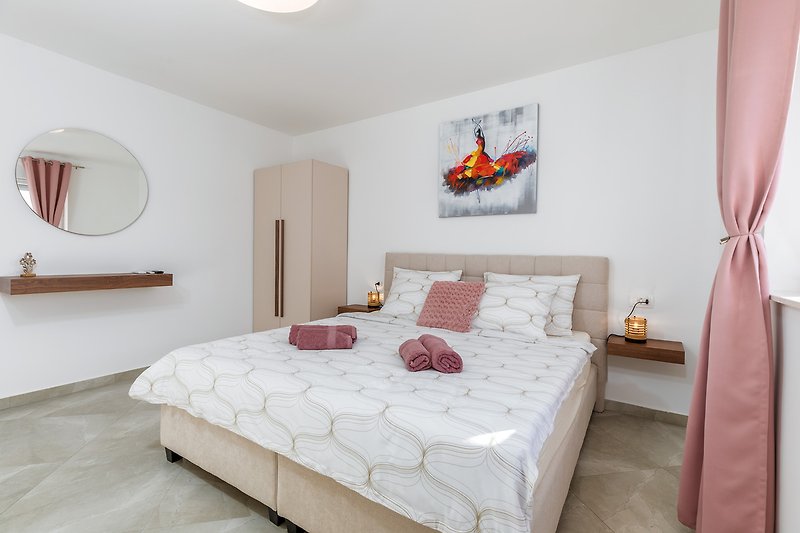 Elegantes Schlafzimmer mit stilvollem Bett und dekorativer Wandgestaltung.