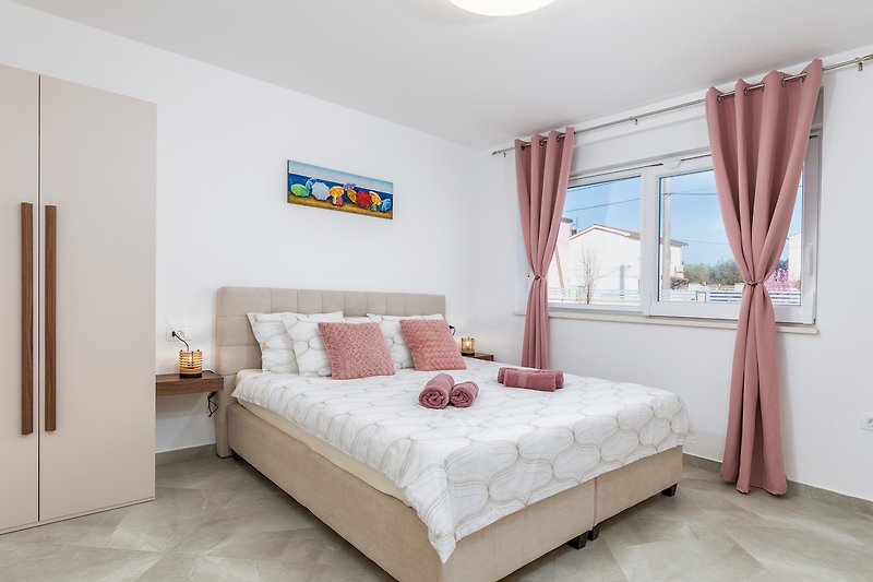 Stilvolles Schlafzimmer mit elegantem Bett und dekorativen Kissen.