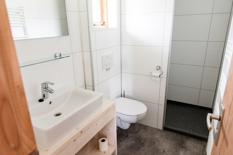 Badezimmer mit lila Waschbecken und Spiegel.
