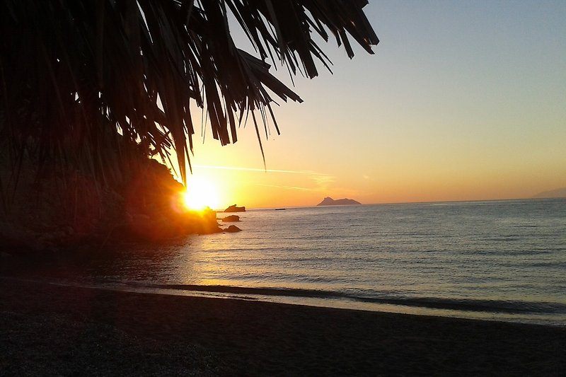 Sonnenuntergang am Komos Strand