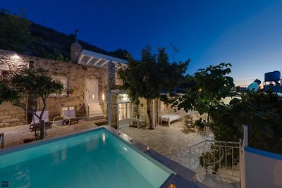 Villa Chrissie Marie with Pool,