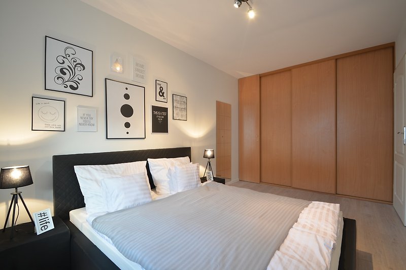 Ein stilvolles Schlafzimmer mit bequemem Bett und elegantem Licht.