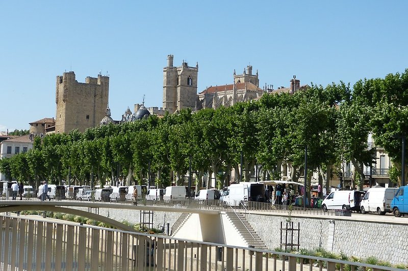 Blick vom Canal de la Robine zur Kathedrale St.-Just-et-St.Pasteur Narbonne