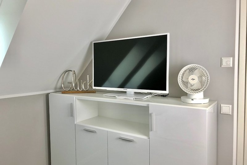 Schlafzimmer 1 mit 40 Zoll Smart TV