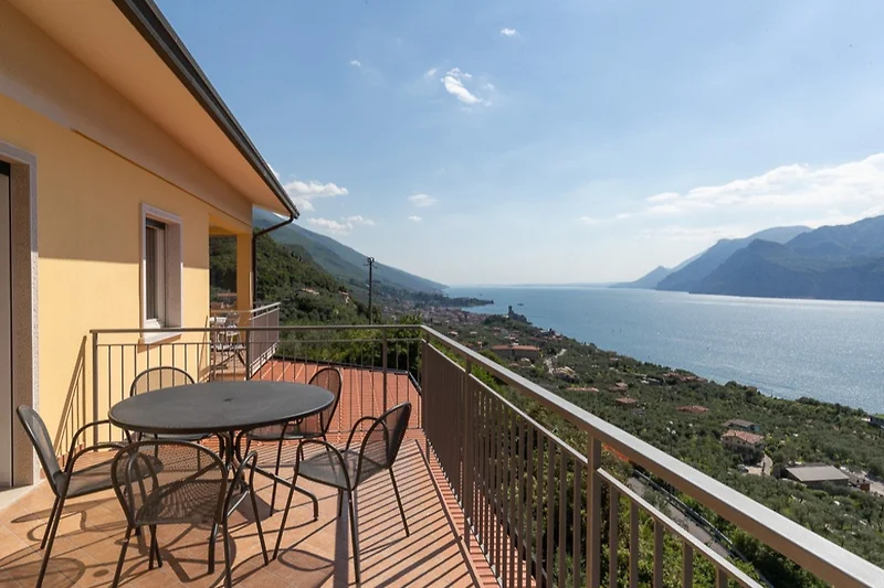 Vista sul lago dal balcone