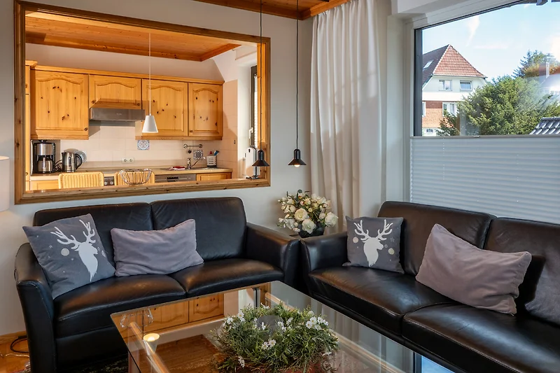Wohnzimmer mit Blick in die Küche