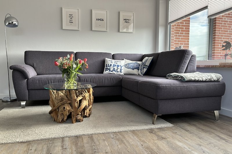 Wohnzimmer mit modernem Design, bequemer Couch und stilvoller Dekoration.
