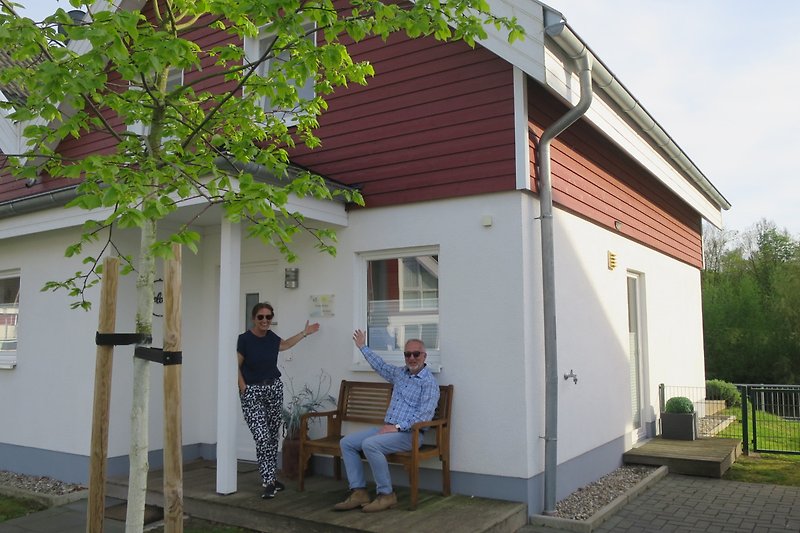 Ferienhaus Vorderseite mit Vermieter