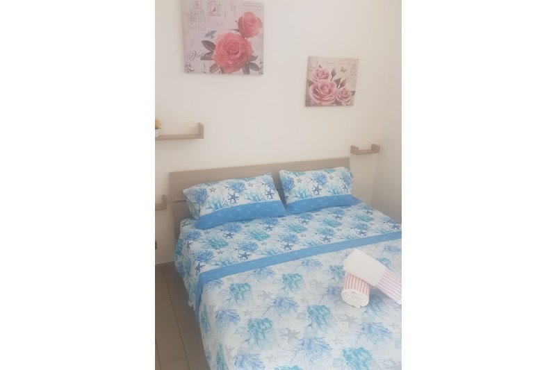 Gemütliches Schlafzimmer mit blauem Bett und Kissen. #Entspannung