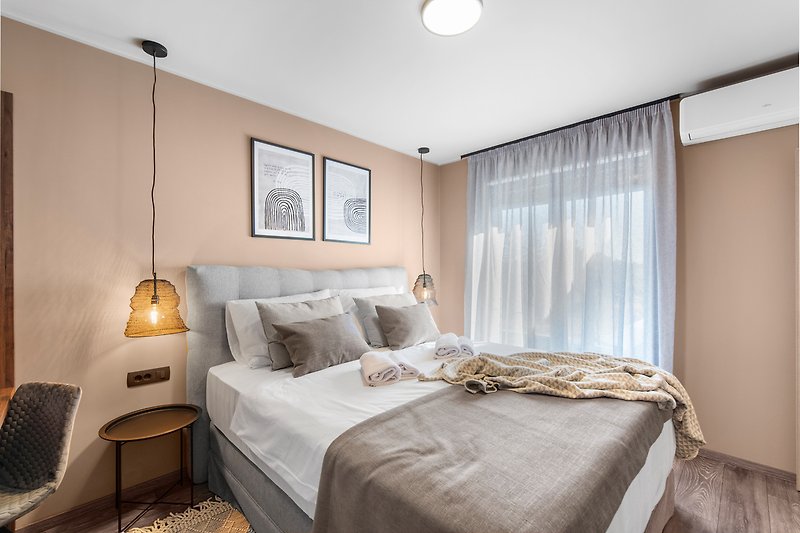 Elegantes Schlafzimmer mit stilvoller Beleuchtung und Holzdetails.
