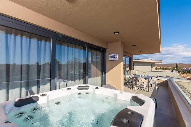 Luxuriöses Penthouse-Apartment mit Jacuzzi, Pool und Panoramablick.