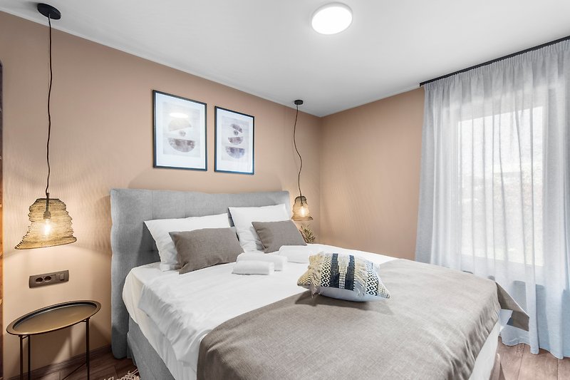 Stilvolles Schlafzimmer mit elegantem Bett und dekorativer Beleuchtung.
