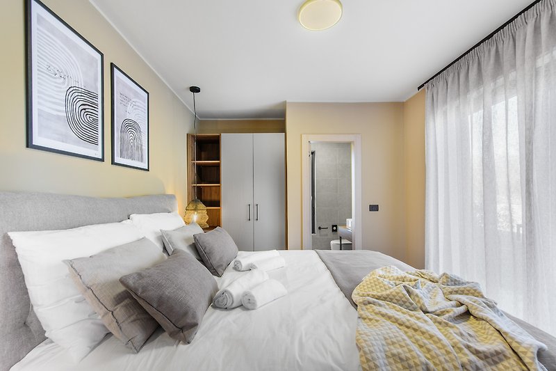 Schlafzimmer mit gelbem Bett und Lampen. Gemütliche Atmosphäre.