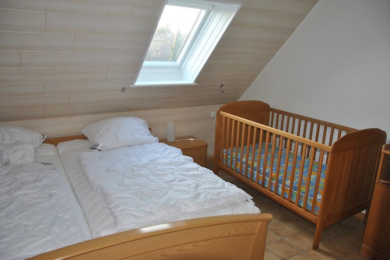 Schlafzimmer 1: Doppelbett + Kinderbett