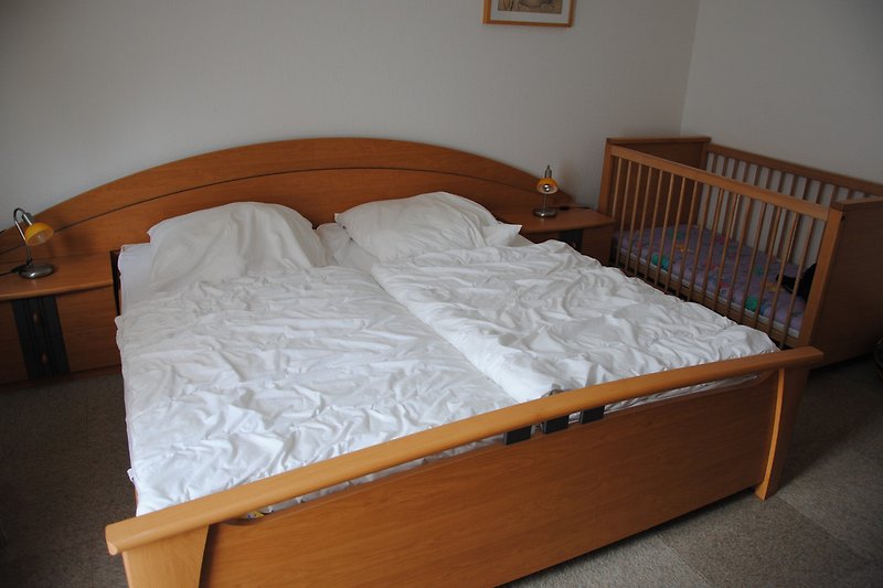 Schlafzimmer 1: Doppelbett+Kinderbett