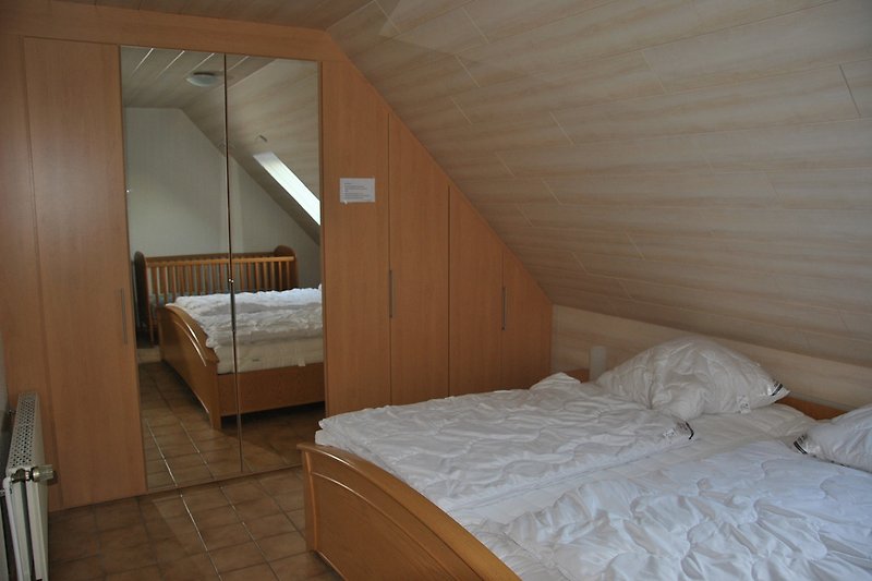 Schlafzimmer 1: Doppelbett + Kleiderschrank