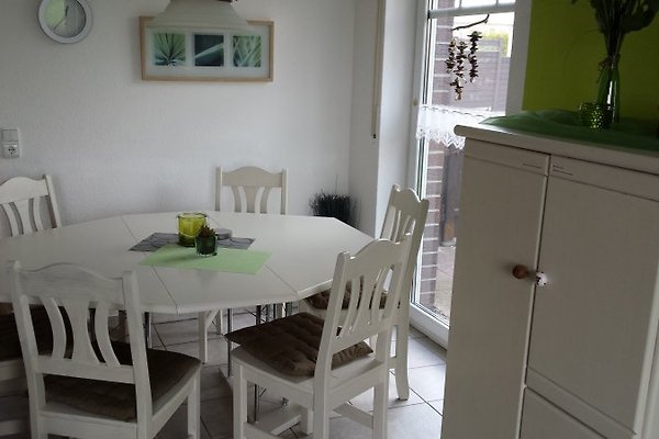 Tolle, freundliche Essgruppe mit großem Ausziehtisch in der Nordseewelle. Tolle, freundliche Essgruppe mit großem Ausziehtisch in der Nordseewelle.