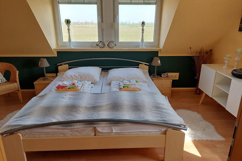 Das superschöne, große Schlafzimmer der Nordseesonne mit Morgensonne und weitem Ausblick garantiert