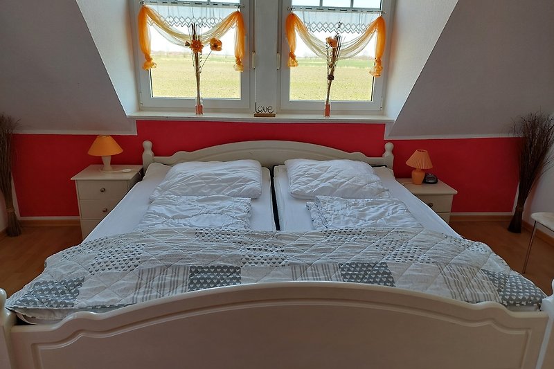 Das superschöne, große Schlafzimmer mit Morgensonne und weitem Ausblick garantiert