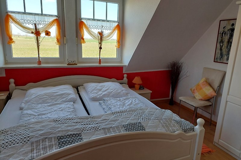 Das superschöne, große Schlafzimmer der Nordseewelle mit Morgensonne und weitem Ausblick garantiert