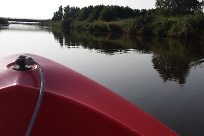 Nordseesonne am Wasser mit Boot 