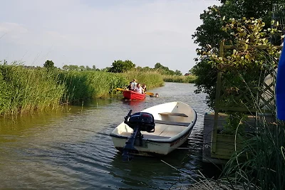 Nordseesonne am Wasser mit Boot