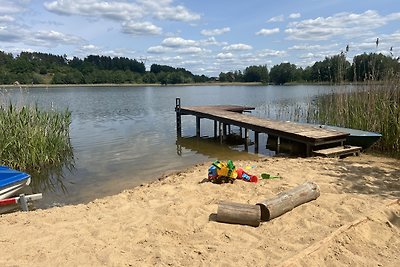 Domek nad jeziorem z linią brzegową