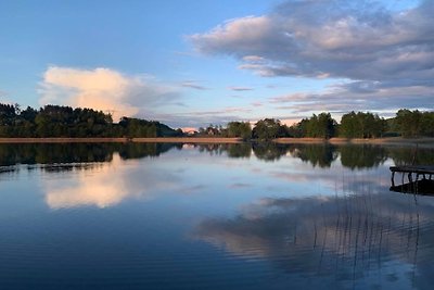 Domek nad jeziorem z linią brzegową